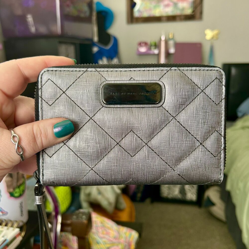 Marc by Marc Jacobs Wristlet Zip Wallet RARE Quilted Metallic Gray Silver
